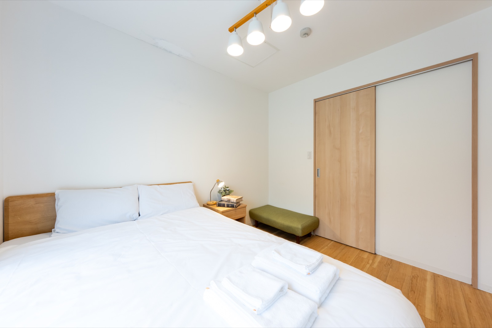 LunaStay Apartmentsのベッドと木の建具を備えた客室