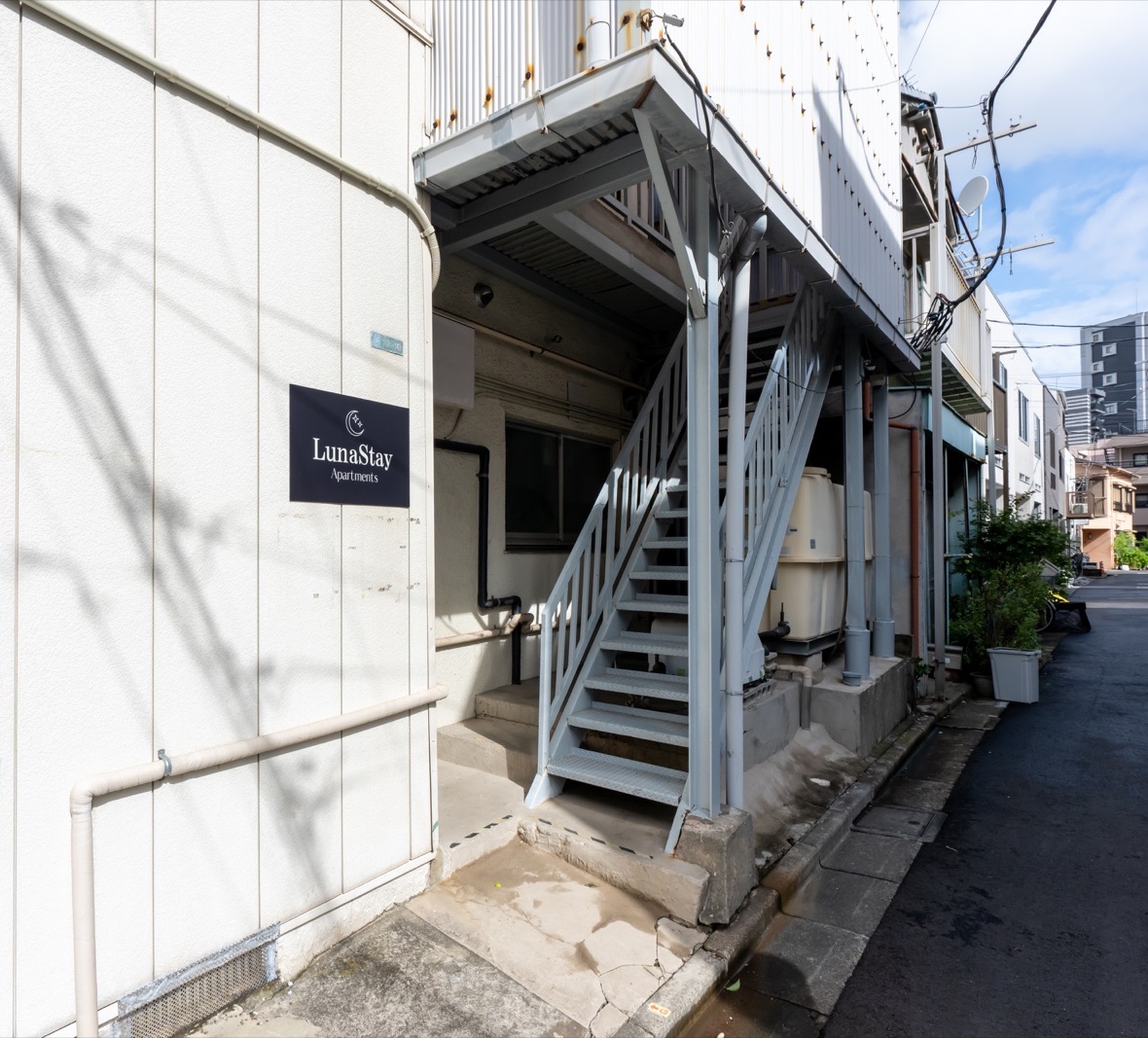 八広の路地にあるLunaStay Apartmentsの館名サインと入口