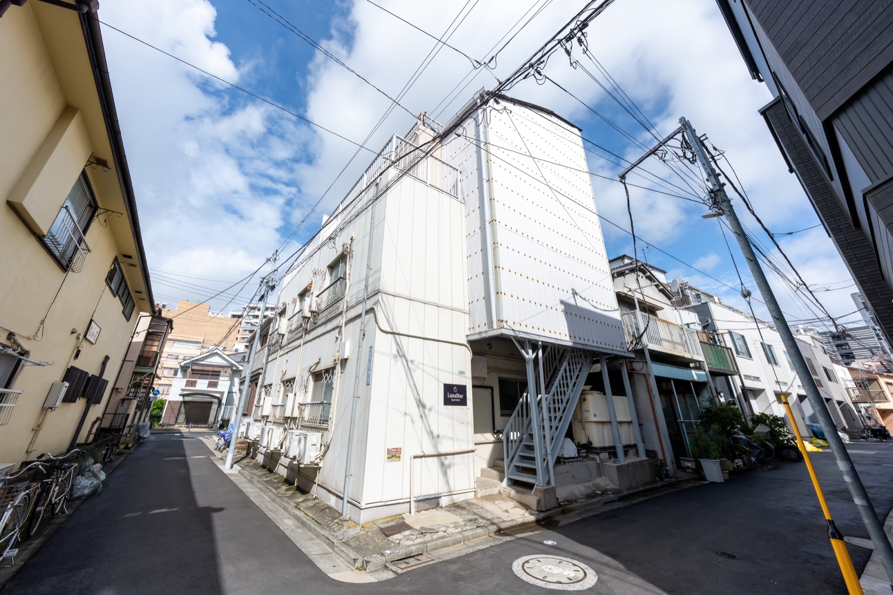 八広の路地に立つLunaStay Apartmentsの外観